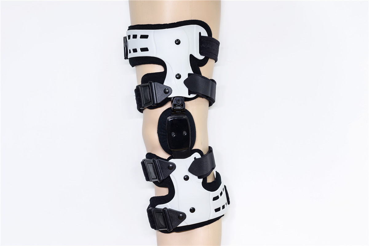hinged knee brace with rigidity and mobility